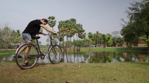 Garçon Avec Une Queue Cheval Fait Vélo Vers Lac Assoit — Video