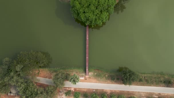 貯水池ブリッジに入る人の空からの眺め 4K水平ビデオ — ストック動画