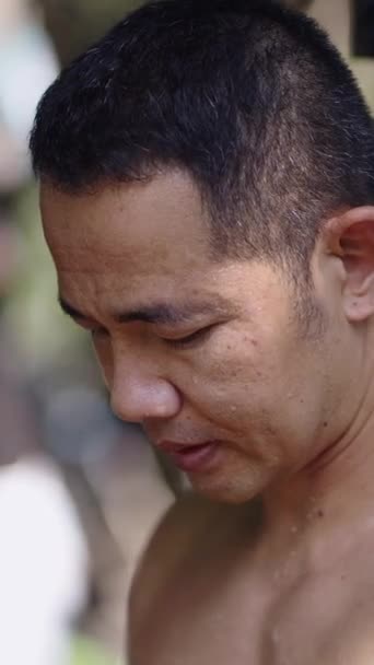 Asijský Muž Otírá Pot Obličeje Fhd Vertikální Místní Ulice Tělocvična — Stock video