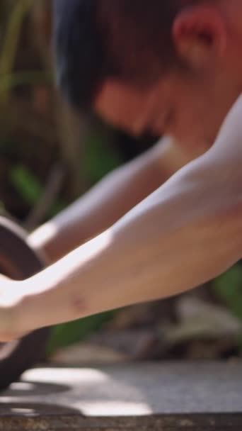 Nerozpoznatelný Muž Cvičí Svaly Volantu Fhd Vertikální Místní Pouliční Tělocvična — Stock video