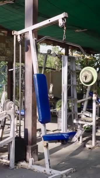 Μια Wornout Δρόμο Γυμναστήριο Στην Ταϊλάνδη Fhd Κάθετη Τοπική Δρόμο — Αρχείο Βίντεο