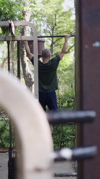 Невпізнаваний Чоловік Робить Підтяжки Парку Задньому Плані Fhd Вертикальний Місцевий — стокове відео