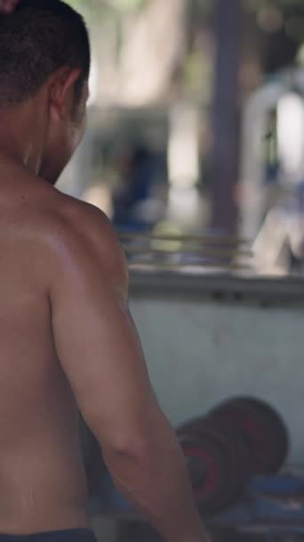 Ein Mann Ohne Hemd Blickt Thailand Den Spiegel Fhd Vertical — Stockvideo