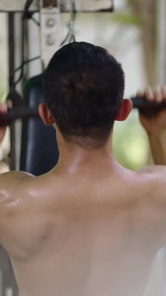 Een Onherkenbare Man Traint Zijn Rug Een Outdoor Gymzaal Fhd — Stockvideo