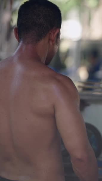 Samolibý Svalnatý Muž Sebe Podívá Zrcadla Fhd Vertikální Místní Pouliční — Stock video