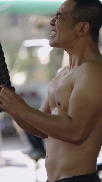 Aziatische Sterke Man Het Uitvoeren Van Een Triceps Oefening Met — Stockvideo