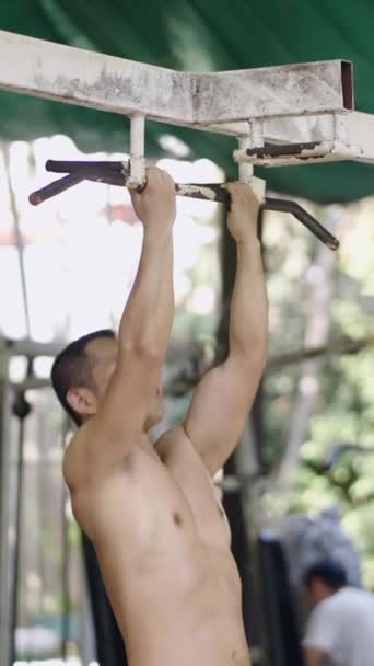 Hombre Fuerte Haciendo Pullups Parque Tailandia Fhd Vertical Local Street — Vídeos de Stock