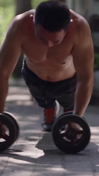 Уличном Спортзале Человек Тренируется Колесе Fhd Vertical Local Street Gym — стоковое видео