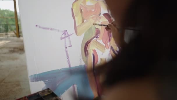 一个无法辨认的女人描绘了一些轮廓 4K艺术概念 — 图库视频影像