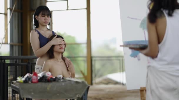 Egy Felismerhetetlen Festő Két Nőt Ragad Meg Vásznon Művészeti Koncepció — Stock videók