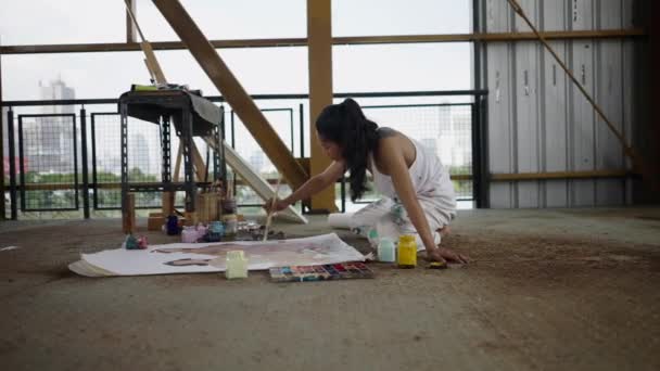 Femme Brune Genoux Créant Une Œuvre Art Concept Artistique — Video