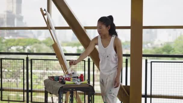 Attrayant Asiatique Femme Peint Quelque Chose Sur Toile Concept Artistique — Video
