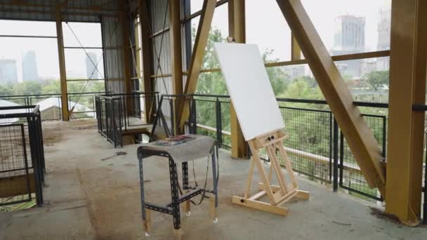 Une Toile Côté Une Table Remplie Peintures Dans Bâtiment Concept — Video