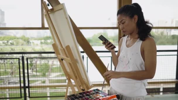 Smartphone Est Par Une Belle Peintre Femme Concept Artistique — Video