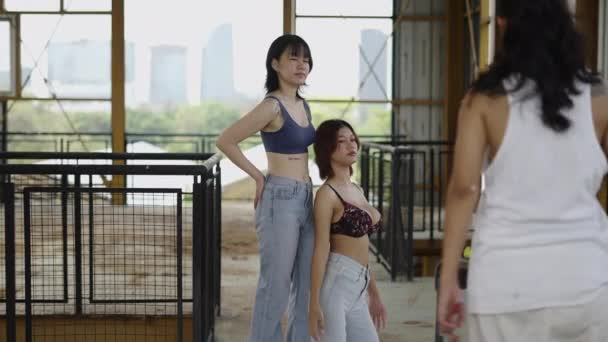 Dvě Dívky Stávka Úsměv Pro Malíře Thajsku Umělecký Koncept — Stock video