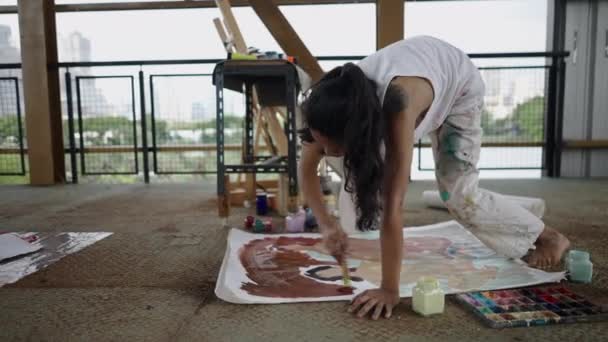 画布是用女人的精力画的 4K艺术概念 — 图库视频影像