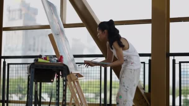 Pintor Com Rabo Cavalo Pinta Algo Sobre Tela Conceito Artístico — Vídeo de Stock