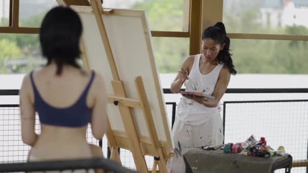 两名漂亮的 难以辨认的女子为一位艺术家摆姿势 4K艺术概念 — 图库视频影像