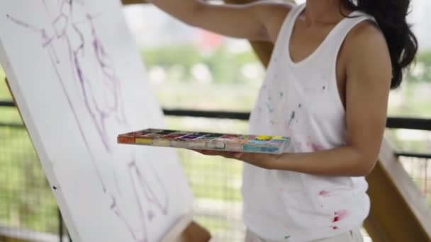 Hermosa Mujer Tailandesa Pintando Dos Modelos Concepto Artístico — Vídeo de stock