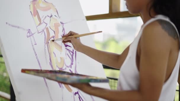 Hermosa Mujer Pinta Dos Cuerpos Sobre Lienzo Concepto Artístico — Vídeo de stock