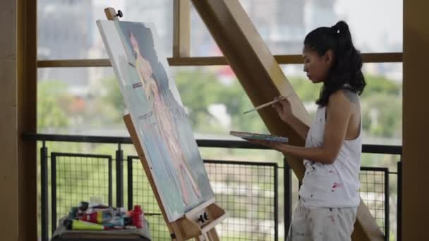 Uma Tela Pintada Por Uma Bela Mulher Asiática Conceito Artístico — Vídeo de Stock