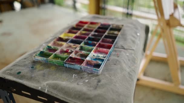 桌子上的专业油漆 4K艺术概念 — 图库视频影像