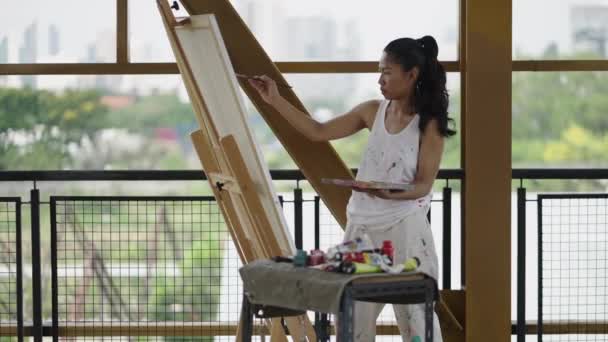 Belo Pintor Asiático Pinta Algo Sua Tela Conceito Artístico — Vídeo de Stock