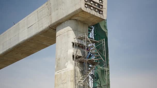 Robotnik Budowlany Mostu Tajlandii Horizontal Aereal Video — Wideo stockowe