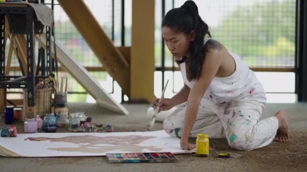 Une Femme Genoux Peinture Sur Toile Concept Artistique — Video