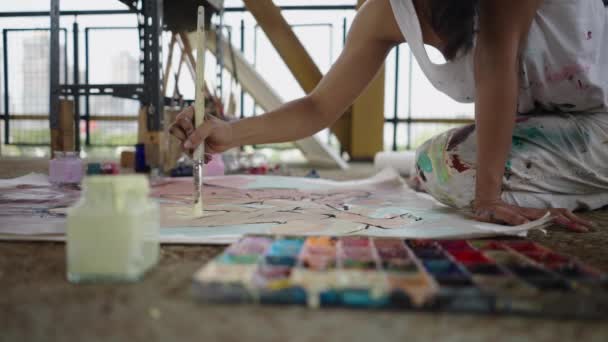 Een Vrouwenhand Schildert Een Lichaam Een Doek Artistiek Concept — Stockvideo