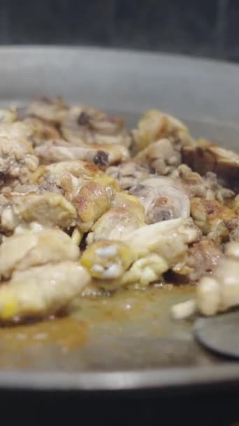 Morceaux Poulet Frit Dans Une Paella Valence Cuisine Traditionnelle Espagnole — Video