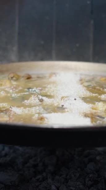 Une Main Adulte Remue Riz Dans Poêle Paella Cuisine Traditionnelle — Video