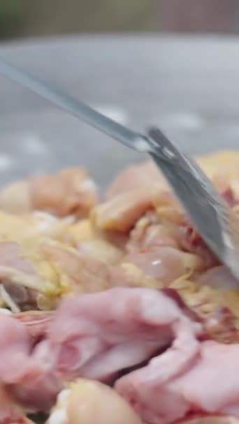 Cocinero Revuelve Carne Paella Con Una Paleta Comida Tradicional Española — Vídeo de stock