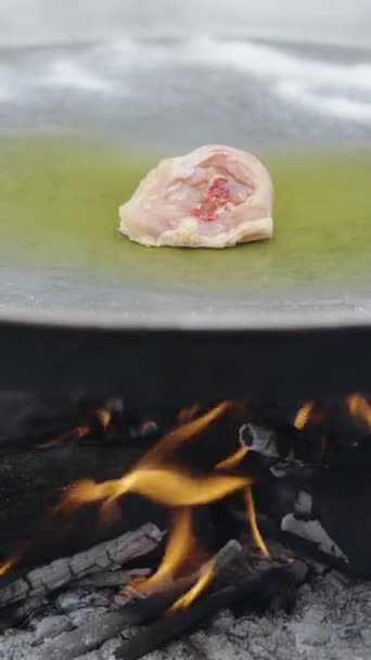 Pedazo Pollo Medio Una Paella Fuego Comida Tradicional Española Vertical — Vídeo de stock