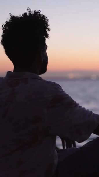 Mężczyzna Kobieta Oglądaj Morze Koniec Dnia Fhd Vertical Video — Wideo stockowe