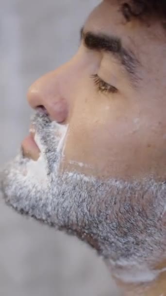 委内瑞拉男人在浴室剃头 Fhd垂直视频 — 图库视频影像