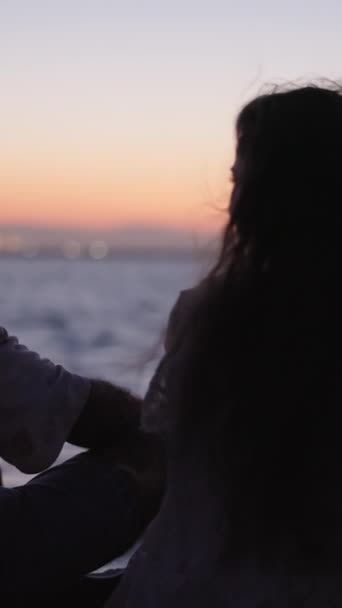 カップルは美しい夕日にお互いの愛情を示しています Fhd垂直ビデオ — ストック動画