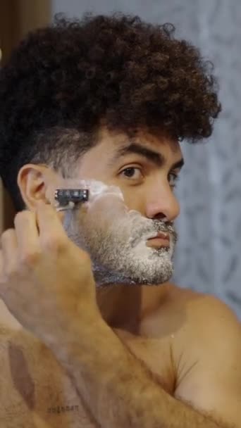 拉丁美洲男孩在家浴室刮胡子 Fhd垂直视频 — 图库视频影像