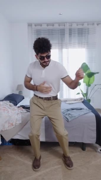 Південноамериканський Хлопчик Танцює Своїй Кімнаті Fhd Вертикальне Відео — стокове відео