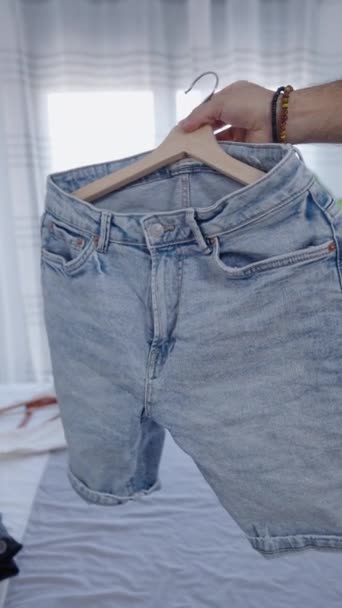 Jeans Shorts Worden Getoond Een Ruimte Fhd Verticale Video — Stockvideo