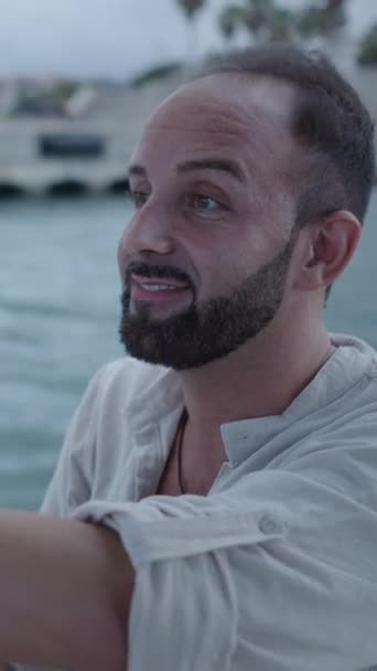 Close Menino Dirigindo Barco Rindo Vertical Fhd Estilo Vida Luxo — Vídeo de Stock