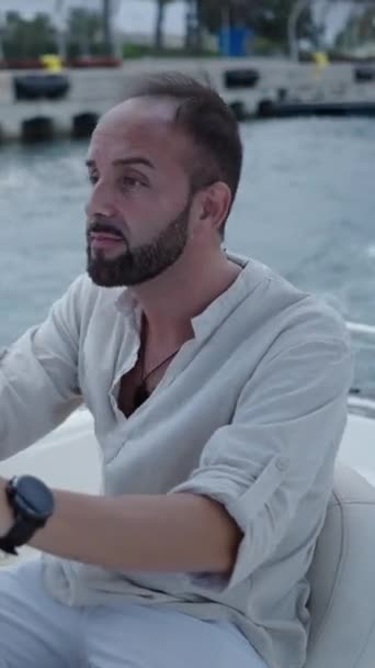 Man Met Baard Linnen Shirt Drijft Boot Verticale Fhd Luxury — Stockvideo