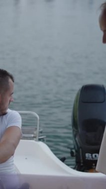 İki İspanyol arkadaş tarafından çalıştırılan bir motor - Dikey FHD lüks yaşam tarzı