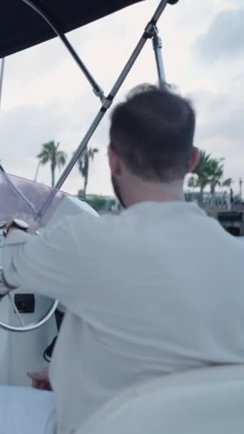 Homem Camisa Linho Dirige Barco Com Seu Amigo Vertical Fhd — Vídeo de Stock