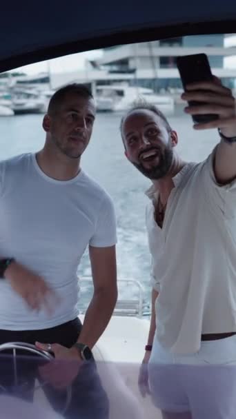Een Paar Blanke Volwassen Mannen Nemen Een Selfie Een Boot — Stockvideo
