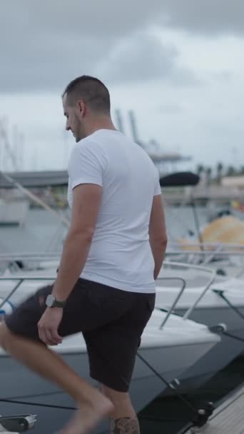 Två Vänner Båt Valencia Port Vertikal Fhd Lyx Livsstil — Stockvideo