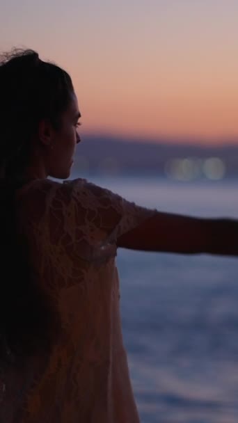 Όμορφο Κορίτσι Γυρισμένη Την Πλάτη Σηκώνει Χέρια Στο Ηλιοβασίλεμα Fhd — Αρχείο Βίντεο