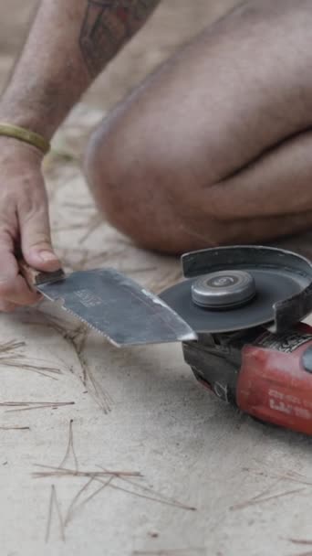 Homme Méconnaissable Aiguise Couteau Avec Une Scie Radiale Nourriture Traditionnelle — Video