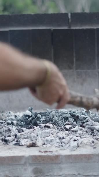 Bras Homme Prépare Quelques Braises Pour Barbecue Espagne Cuisine Traditionnelle — Video