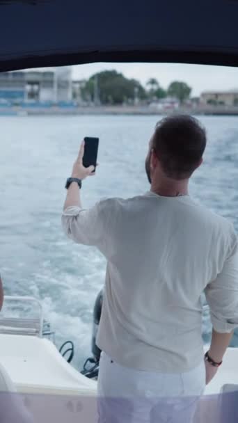 Twee Volwassen Mannen Nemen Selfies Boot Spanje Verticale Fhd Luxe — Stockvideo